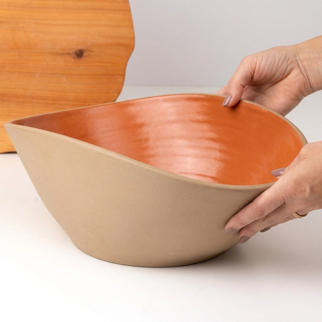Fruteira Barca em cerâmica artesanal — argila Cappuccino, esmalte Laranja Intenso