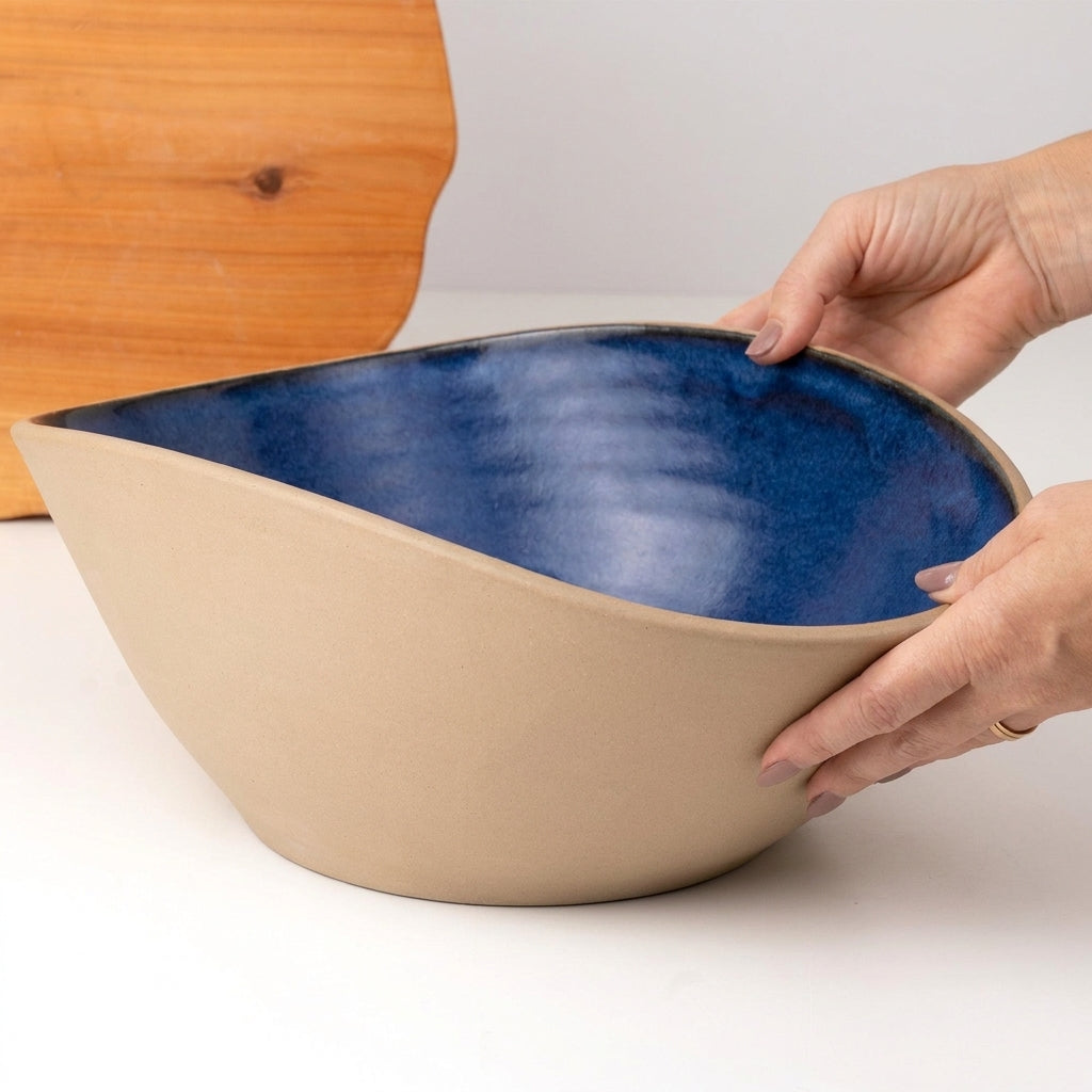 Fruteira Barca em cerâmica artesanal — argila Cappuccino, esmalte Lazuli