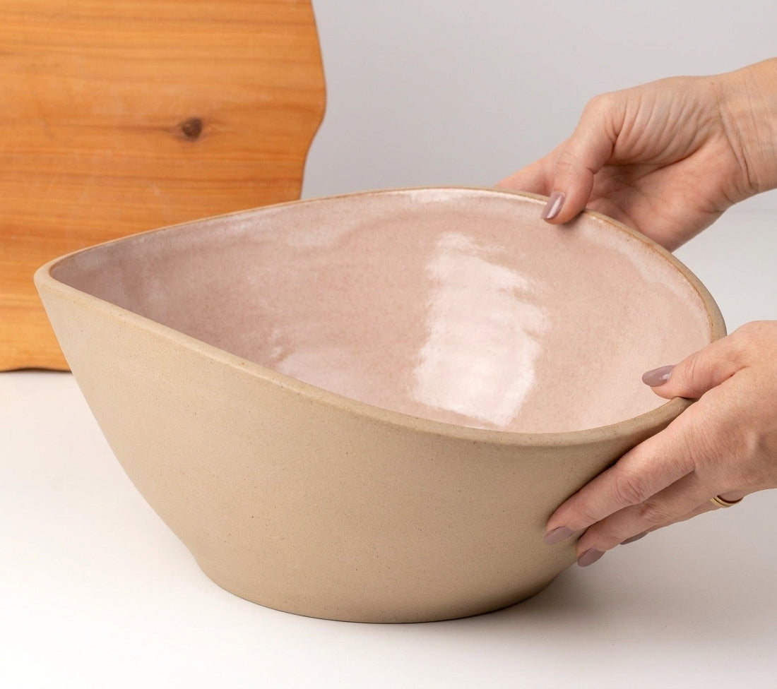 Fruteira Barca em cerâmica artesanal — argila Cappuccino, esmalte Nude