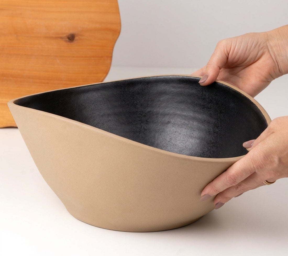 Fruteira Barca em cerâmica artesanal — argila Cappuccino, esmalte Preto Acetinado