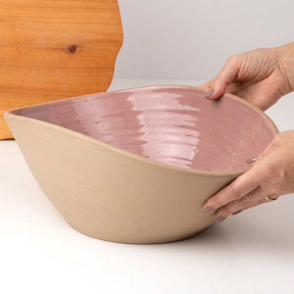 Fruteira Barca em cerâmica artesanal — argila Cappuccino, esmalte Rosa Barbie