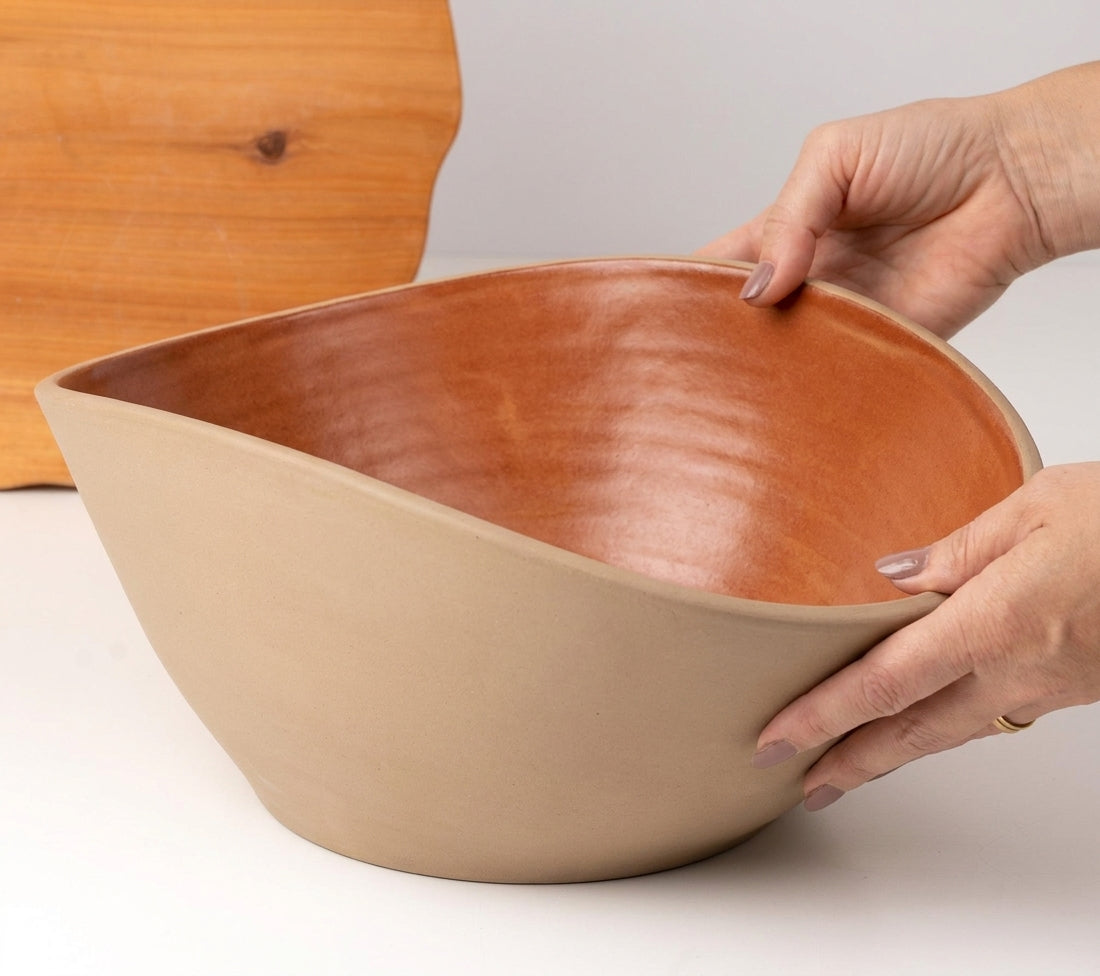 Fruteira Barca em cerâmica artesanal — argila Cappuccino, esmalte Sol de Terracota