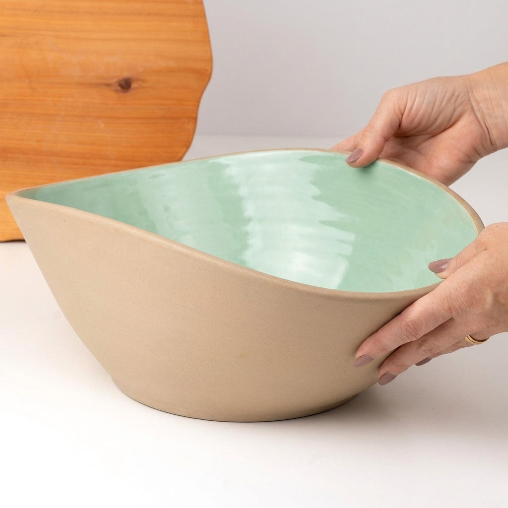 Fruteira Barca em cerâmica artesanal — argila Cappuccino, esmalte Verde Menta