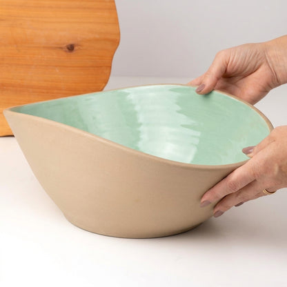 Fruteira Barca em cerâmica artesanal — argila Cappuccino, esmalte Verde Menta