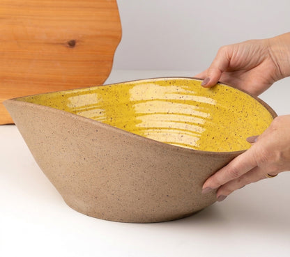 Fruteira Barca em cerâmica artesanal — argila Flocos, esmalte Amarelo Intenso
