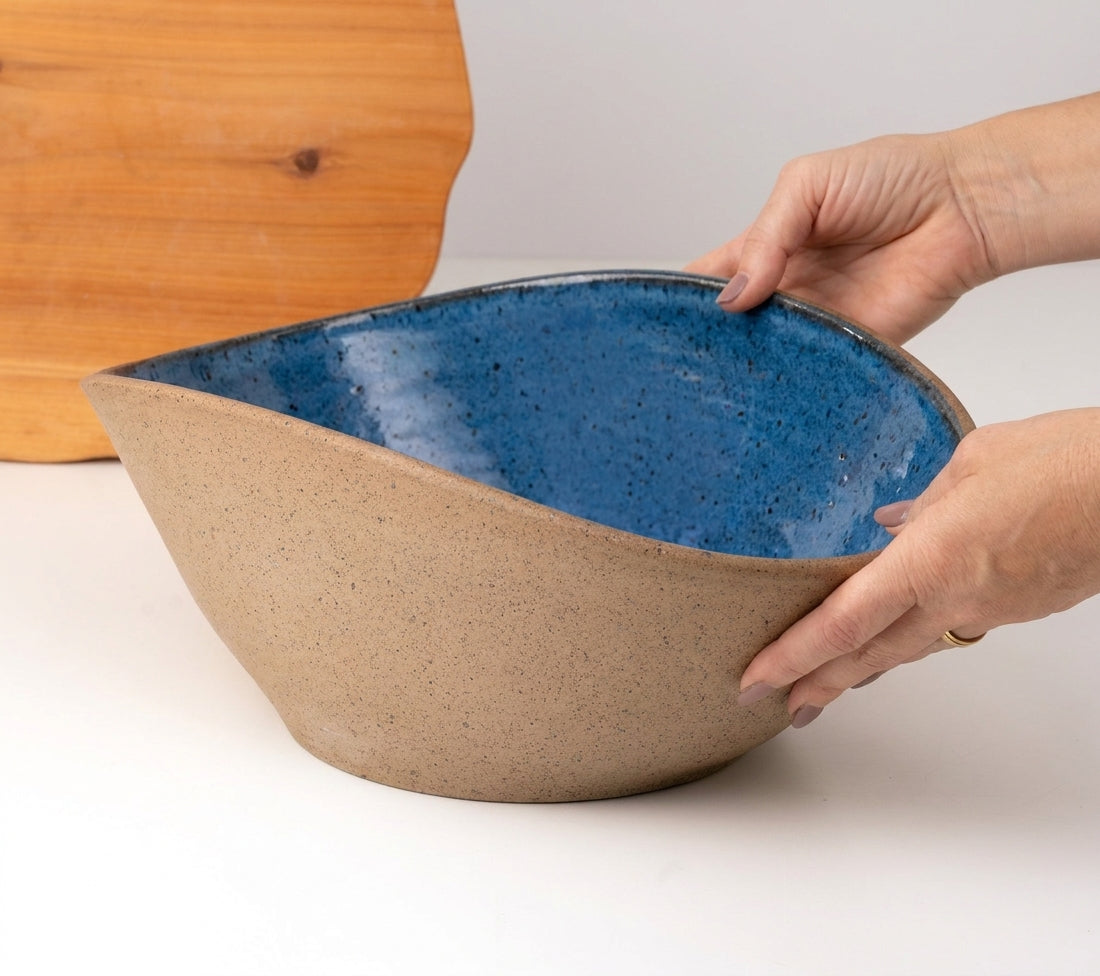 Fruteira Barca em cerâmica artesanal — argila Flocos, esmalte Azul Safira