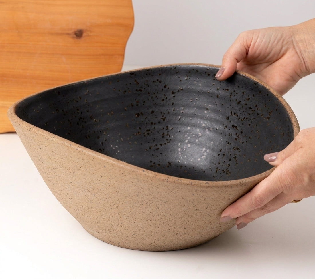 Fruteira Barca em cerâmica artesanal — argila Flocos, esmalte Preto Acetinado