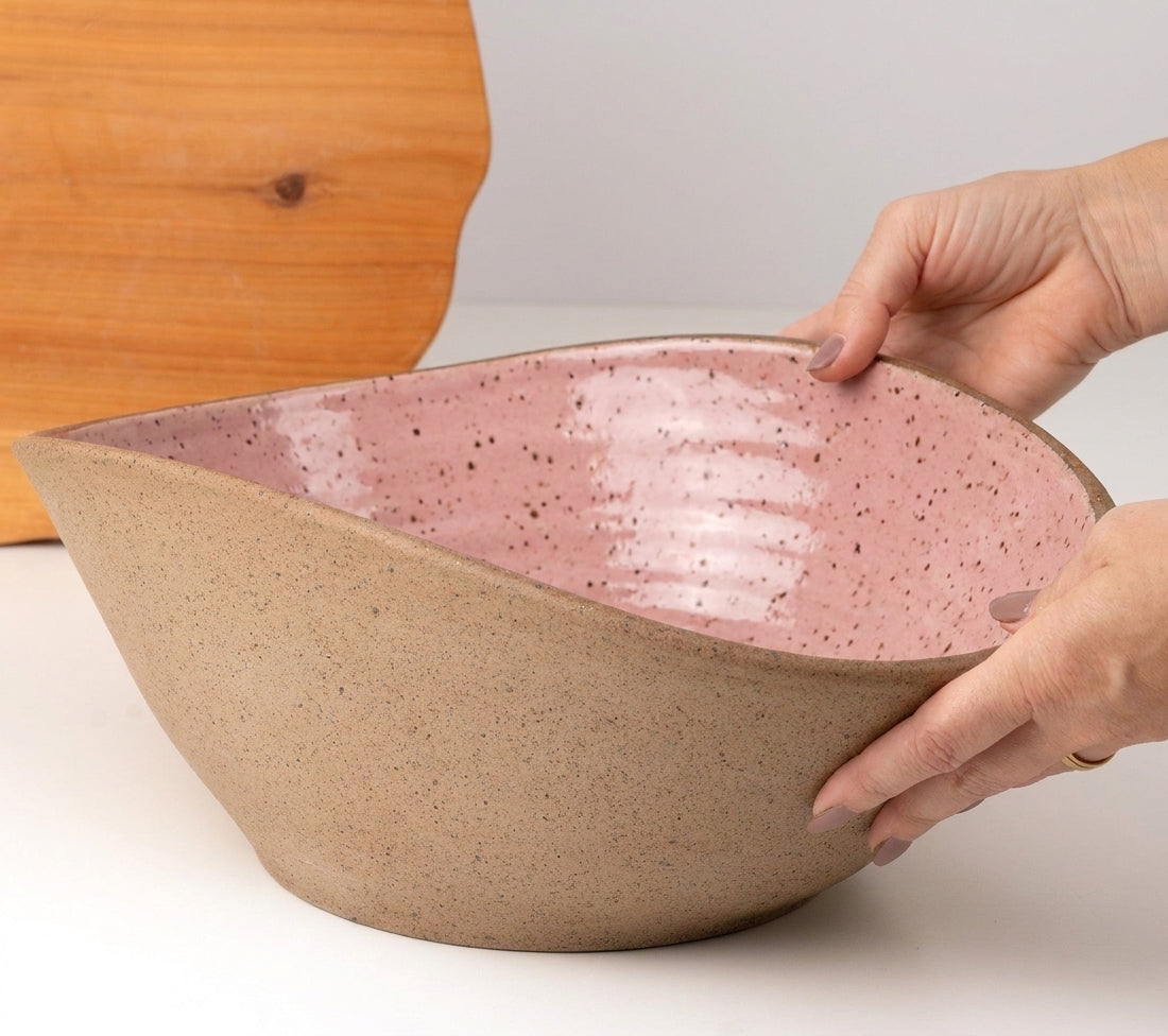 Fruteira Barca em cerâmica artesanal — argila Flocos, esmalte Rosa Barbie