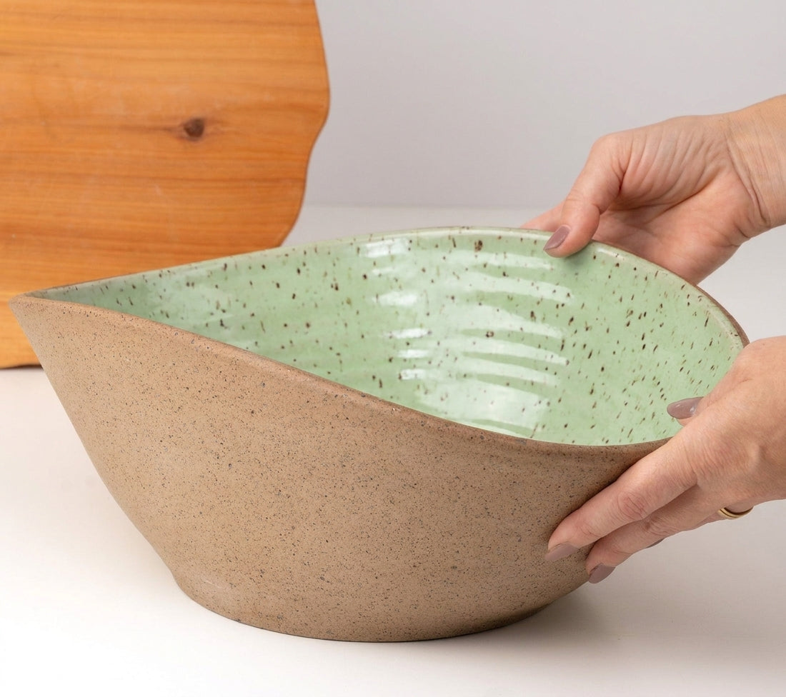 Fruteira Barca em cerâmica artesanal — argila Flocos, esmalte Verde Menta