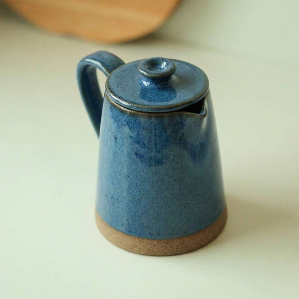 Jarra Água em cerâmica artesanal — argila Cappuccino, esmalte Azul Safira