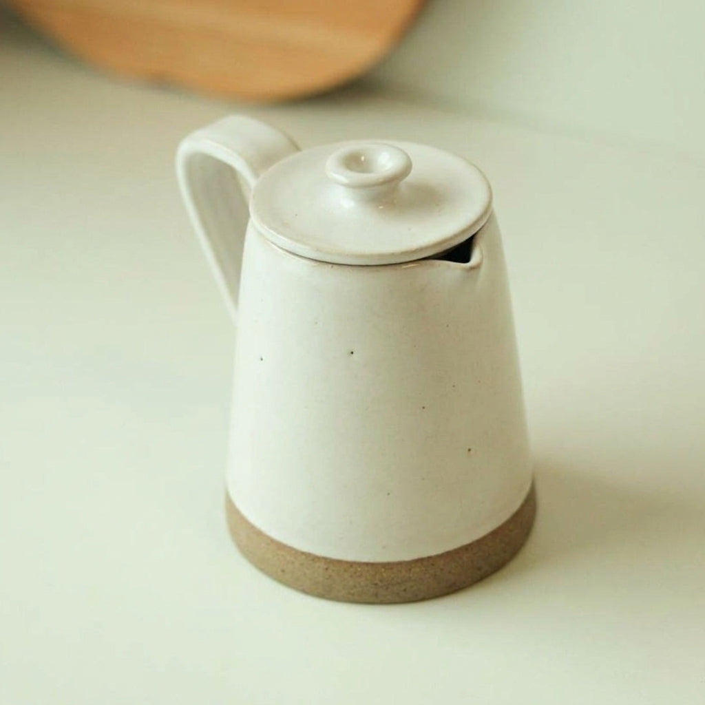 Jarra Água em cerâmica artesanal — argila Cappuccino, esmalte Branco AMME