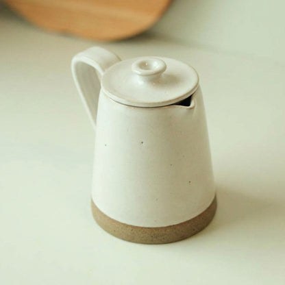 Jarra Água em cerâmica artesanal — argila Cappuccino, esmalte Branco AMME