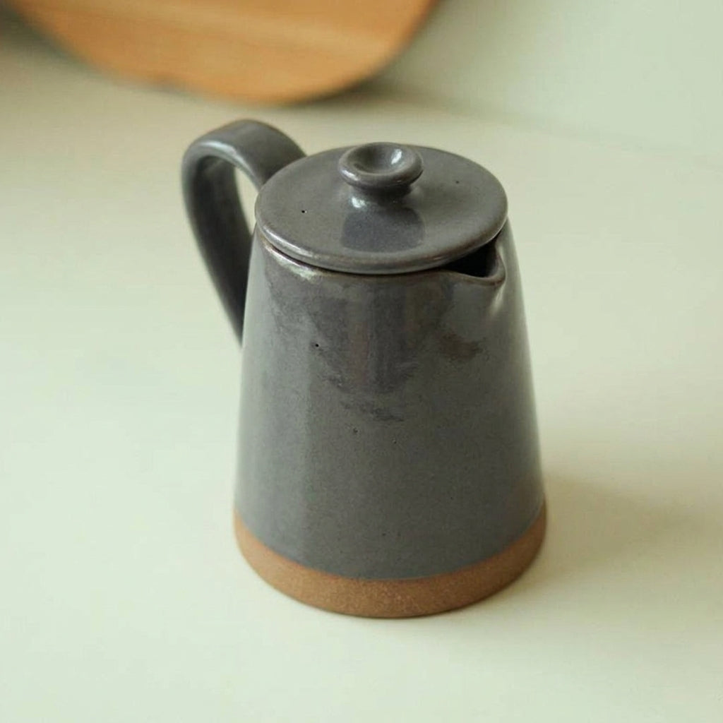 Jarra Água em cerâmica artesanal — argila Cappuccino, esmalte Grafite