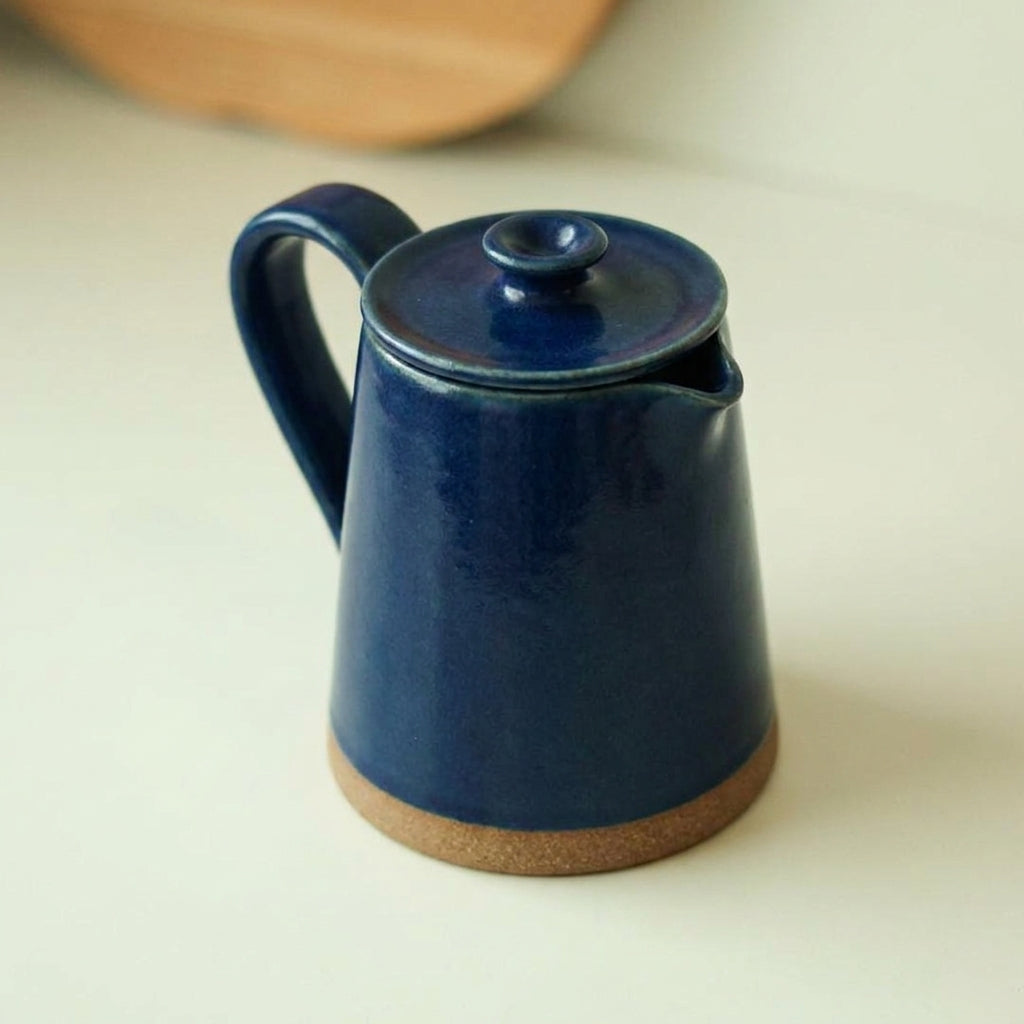 Jarra Água em cerâmica artesanal — argila Cappuccino, esmalte Lazuli