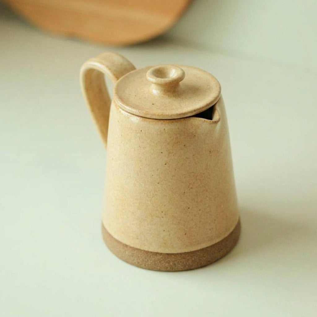 Jarra Água em cerâmica artesanal — argila Cappuccino, esmalte Pedra Sabão