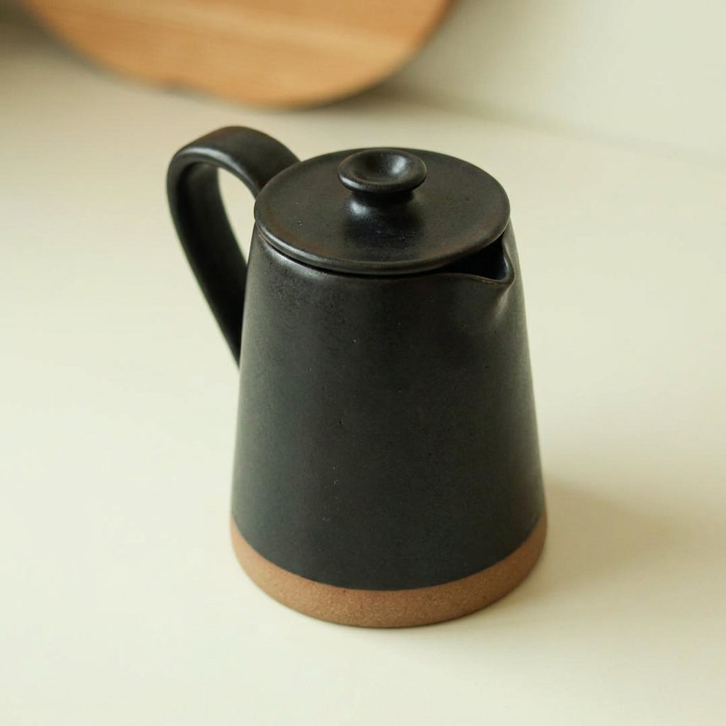 Jarra Água em cerâmica artesanal — argila Cappuccino, esmalte Preto Acetinado