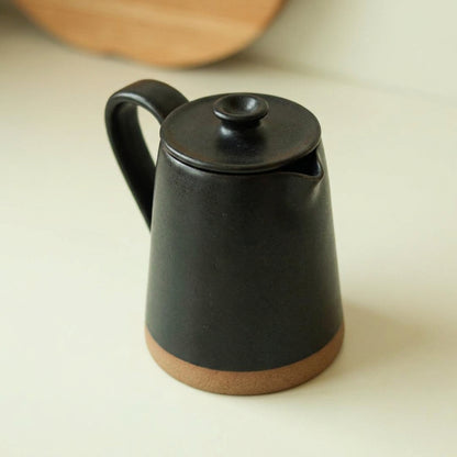 Jarra Água em cerâmica artesanal — argila Cappuccino, esmalte Preto Acetinado
