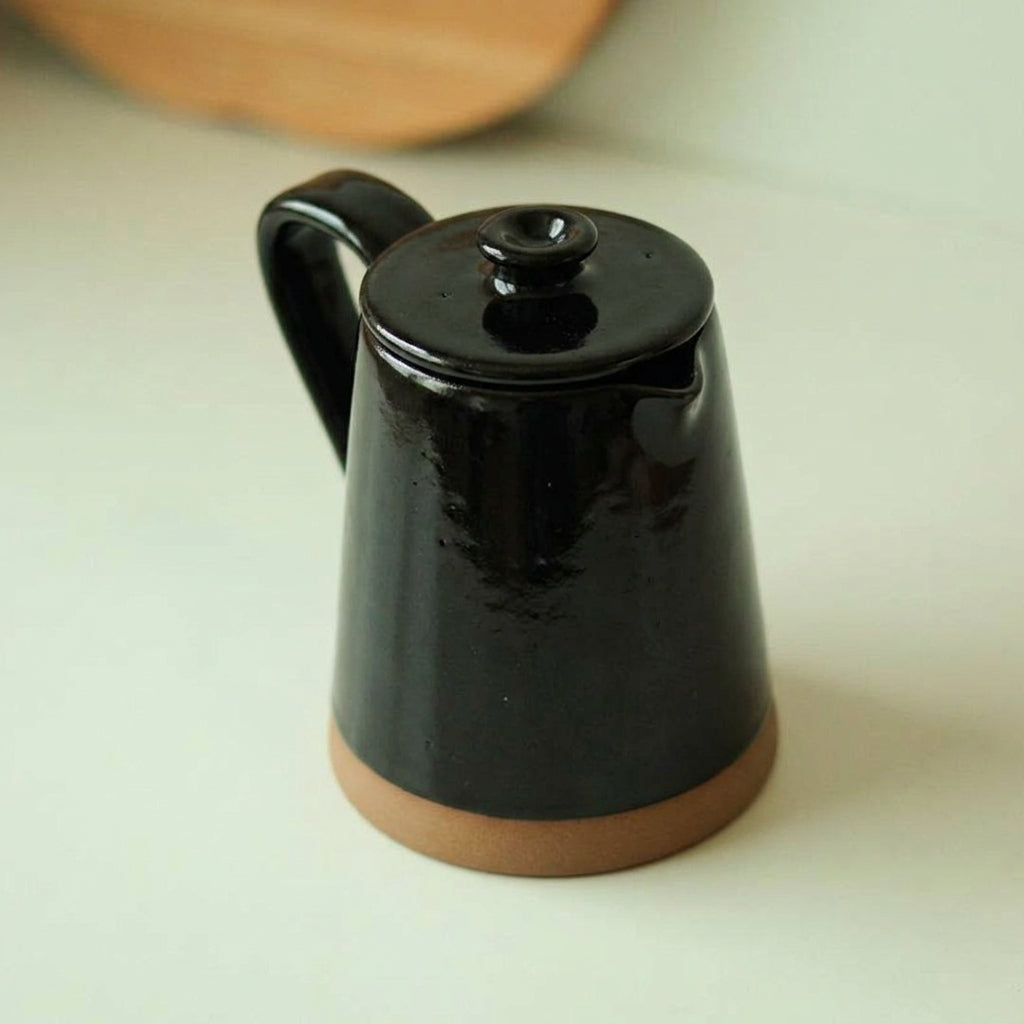 Jarra Água em cerâmica artesanal — argila Cappuccino, esmalte Preto Ébano