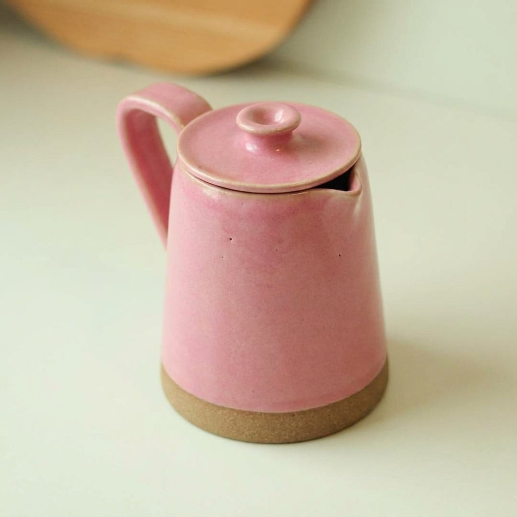 Jarra Água em cerâmica artesanal — argila Cappuccino, esmalte Rosa Barbie