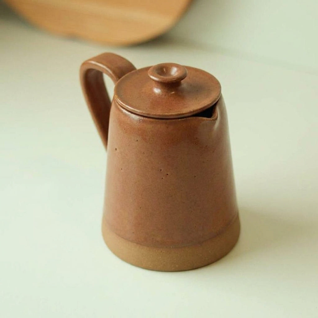 Jarra Água em cerâmica artesanal — argila Cappuccino, esmalte Sol de Terracota