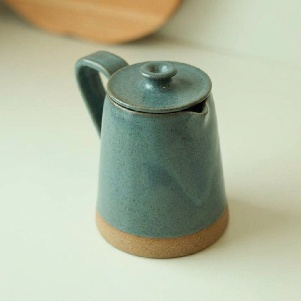 Jarra Água em cerâmica artesanal — argila Cappuccino, esmalte Verde Exército