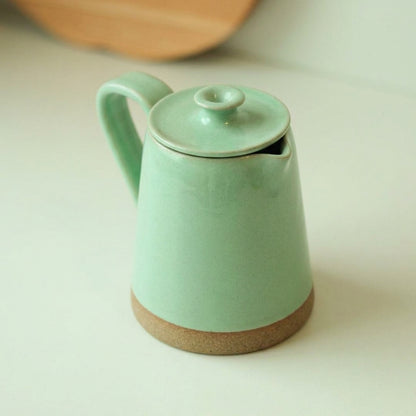 Jarra Água em cerâmica artesanal — argila Cappuccino, esmalte Verde Menta