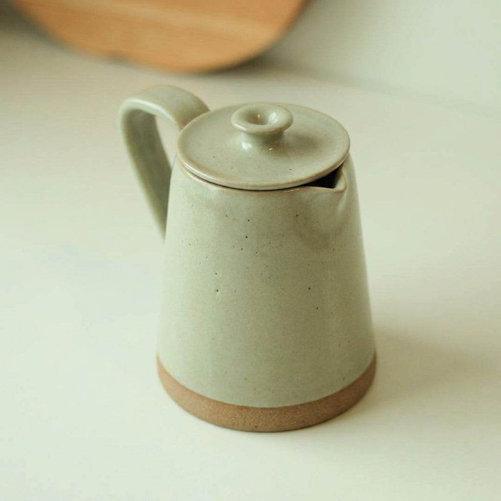 Jarra Água em cerâmica artesanal — argila Cappuccino, esmalte Verde Pompeia