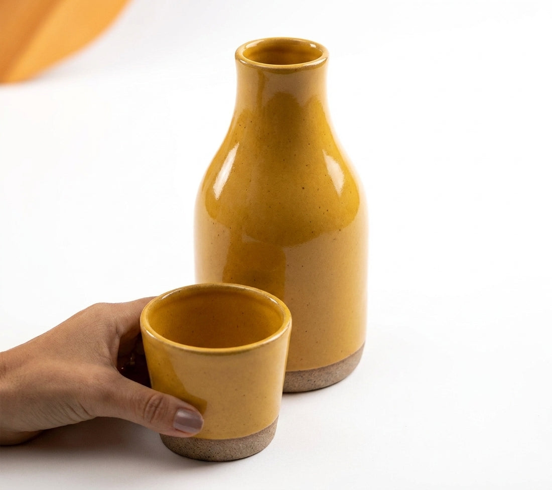 Moringa Slim com Copinho em cerâmica artesanal — argila Cappuccino, esmalte Amarelo Intenso