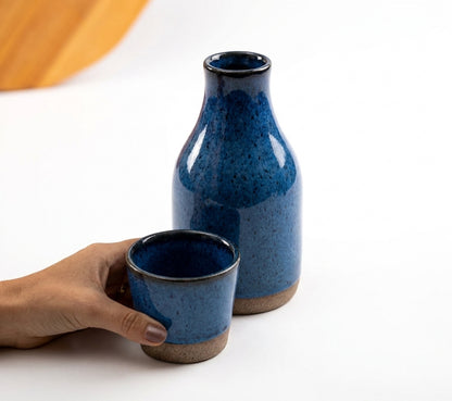 Moringa Slim com Copinho em cerâmica artesanal — argila Cappuccino, esmalte Azul Safira