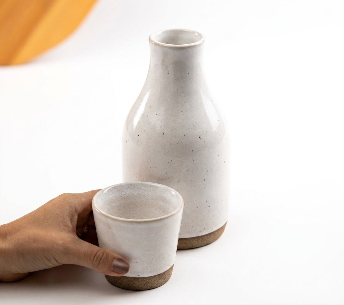 Moringa Slim com Copinho em cerâmica artesanal — argila Cappuccino, esmalte Branco AMME