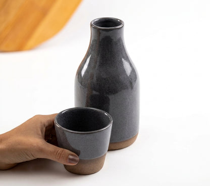 Moringa Slim com Copinho em cerâmica artesanal — argila Cappuccino, esmalte Grafite