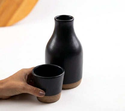 Moringa Slim com Copinho em cerâmica artesanal — argila Cappuccino, esmalte Preto Acetinado