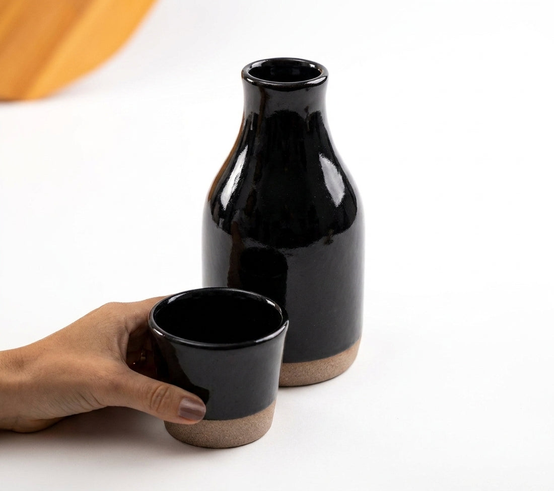 Moringa Slim com Copinho em cerâmica artesanal — argila Cappuccino, esmalte Preto Ébano