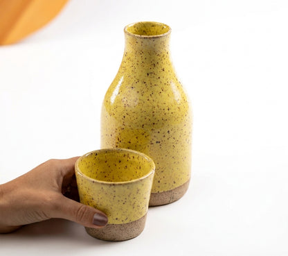 Moringa Slim com Copinho em cerâmica artesanal — argila Flocos, esmalte Amarelo Intenso