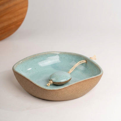Porta Guardanapos Orgânico com Peso em cerâmica artesanal — tamanho 16CM x 16CM, argila Cappuccino, esmalte Jujuba