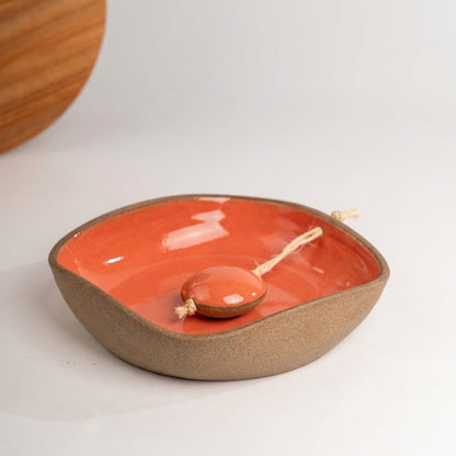 Porta Guardanapos Orgânico com Peso em cerâmica artesanal — tamanho 16CM x 16CM, argila Cappuccino, esmalte Laranja Intenso