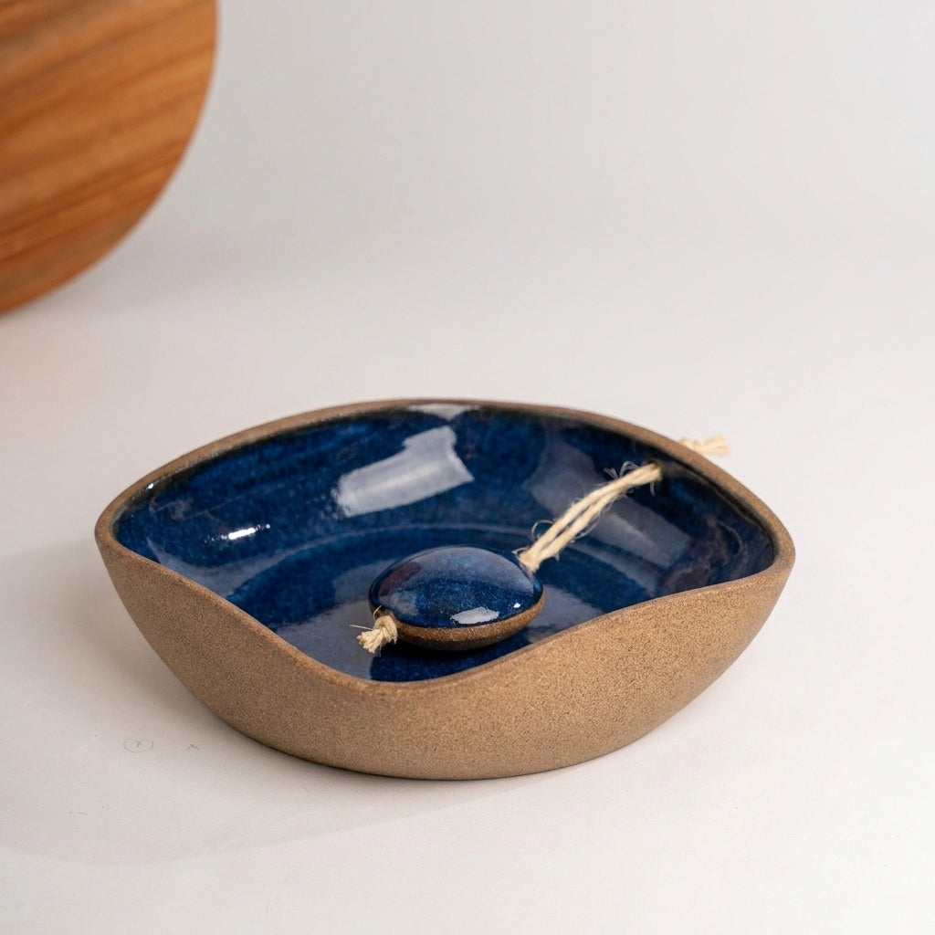 Porta Guardanapos Orgânico com Peso em cerâmica artesanal — tamanho 16CM x 16CM, argila Cappuccino, esmalte Lazuli