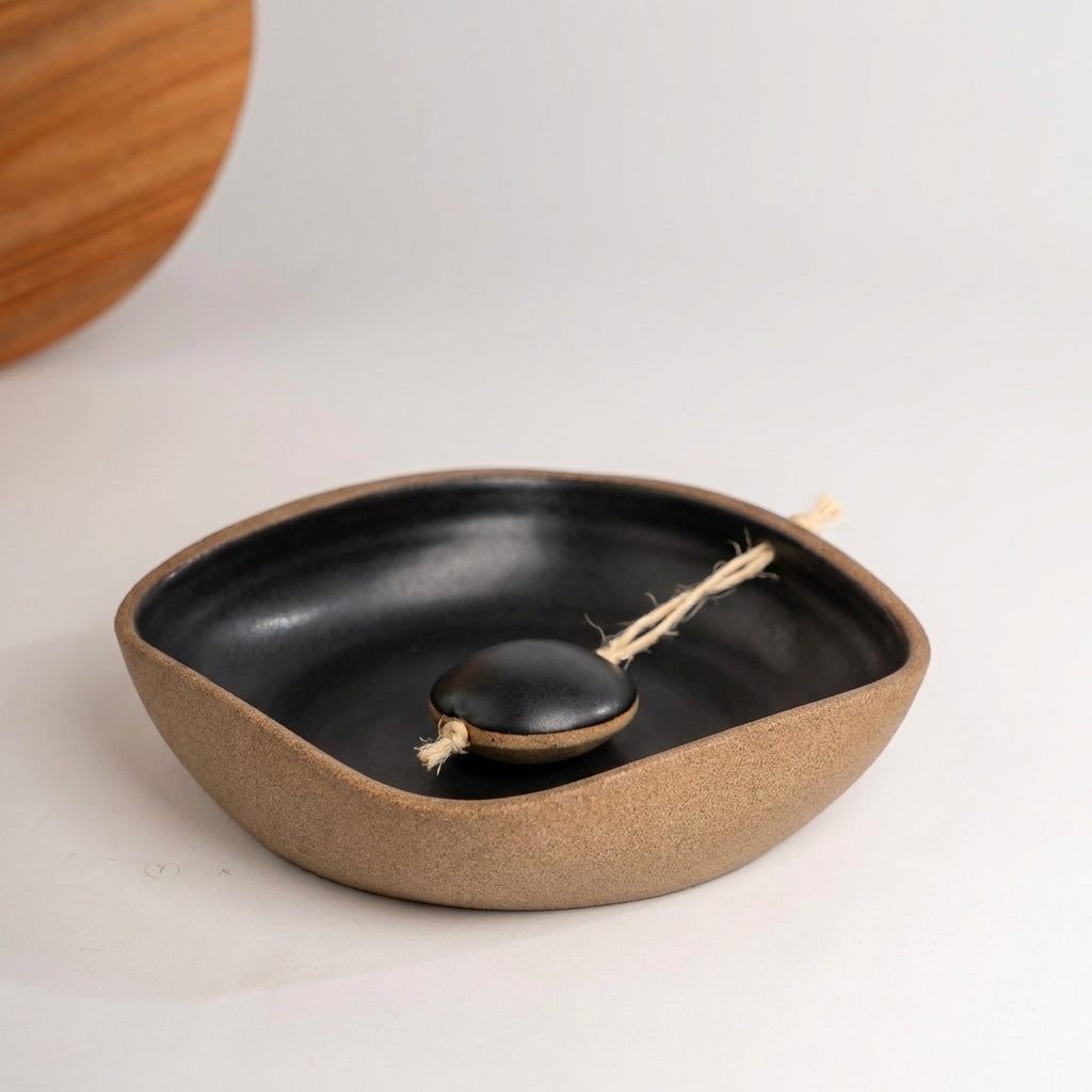 Porta Guardanapos Orgânico com Peso em cerâmica artesanal — tamanho 16CM x 16CM, argila Cappuccino, esmalte Preto Acetinado