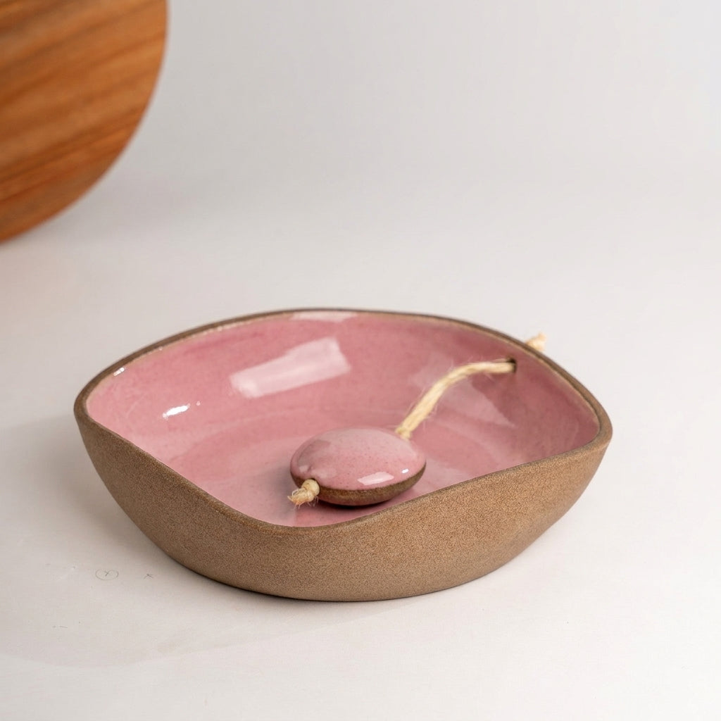Porta Guardanapos Orgânico com Peso em cerâmica artesanal — tamanho 16CM x 16CM, argila Cappuccino, esmalte Rosa Barbie