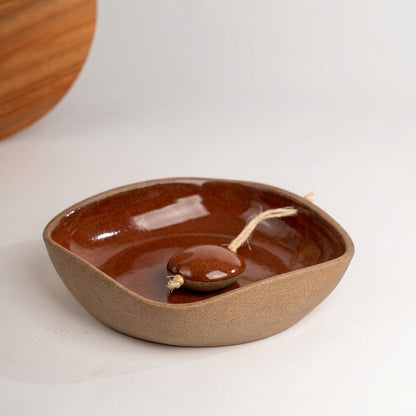 Porta Guardanapos Orgânico com Peso em cerâmica artesanal — tamanho 16CM x 16CM, argila Cappuccino, esmalte Sol de Terracota