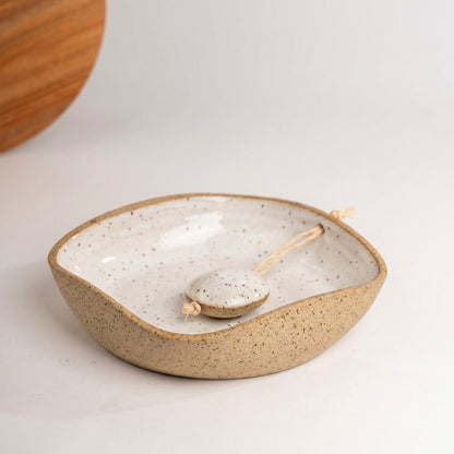 Porta Guardanapos Orgânico com Peso em cerâmica artesanal — tamanho 16CM x 16CM, argila Flocos, esmalte Branco AMME