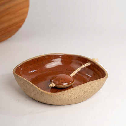 Porta Guardanapos Orgânico com Peso em cerâmica artesanal — tamanho 16CM x 16CM, argila Flocos, esmalte Sol de Terracota