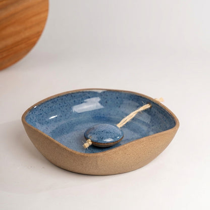 Porta Guardanapos Orgânico com Peso em cerâmica artesanal — tamanho 19CM x 19CM, argila Cappuccino, esmalte Azul Safira