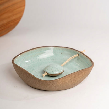 Porta Guardanapos Orgânico com Peso em cerâmica artesanal — tamanho 19CM x 19CM, argila Cappuccino, esmalte Jujuba