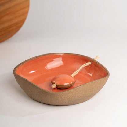 Porta Guardanapos Orgânico com Peso em cerâmica artesanal — tamanho 19CM x 19CM, argila Cappuccino, esmalte Laranja Intenso