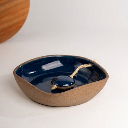 Porta Guardanapos Orgânico com Peso em cerâmica artesanal — tamanho 19CM x 19CM, argila Cappuccino, esmalte Lazuli