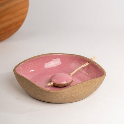 Porta Guardanapos Orgânico com Peso em cerâmica artesanal — tamanho 19CM x 19CM, argila Cappuccino, esmalte Rosa Barbie