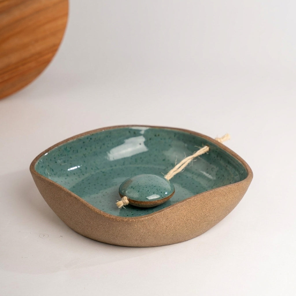 Porta Guardanapos Orgânico com Peso em cerâmica artesanal — tamanho 19CM x 19CM, argila Cappuccino, esmalte Verde Exército