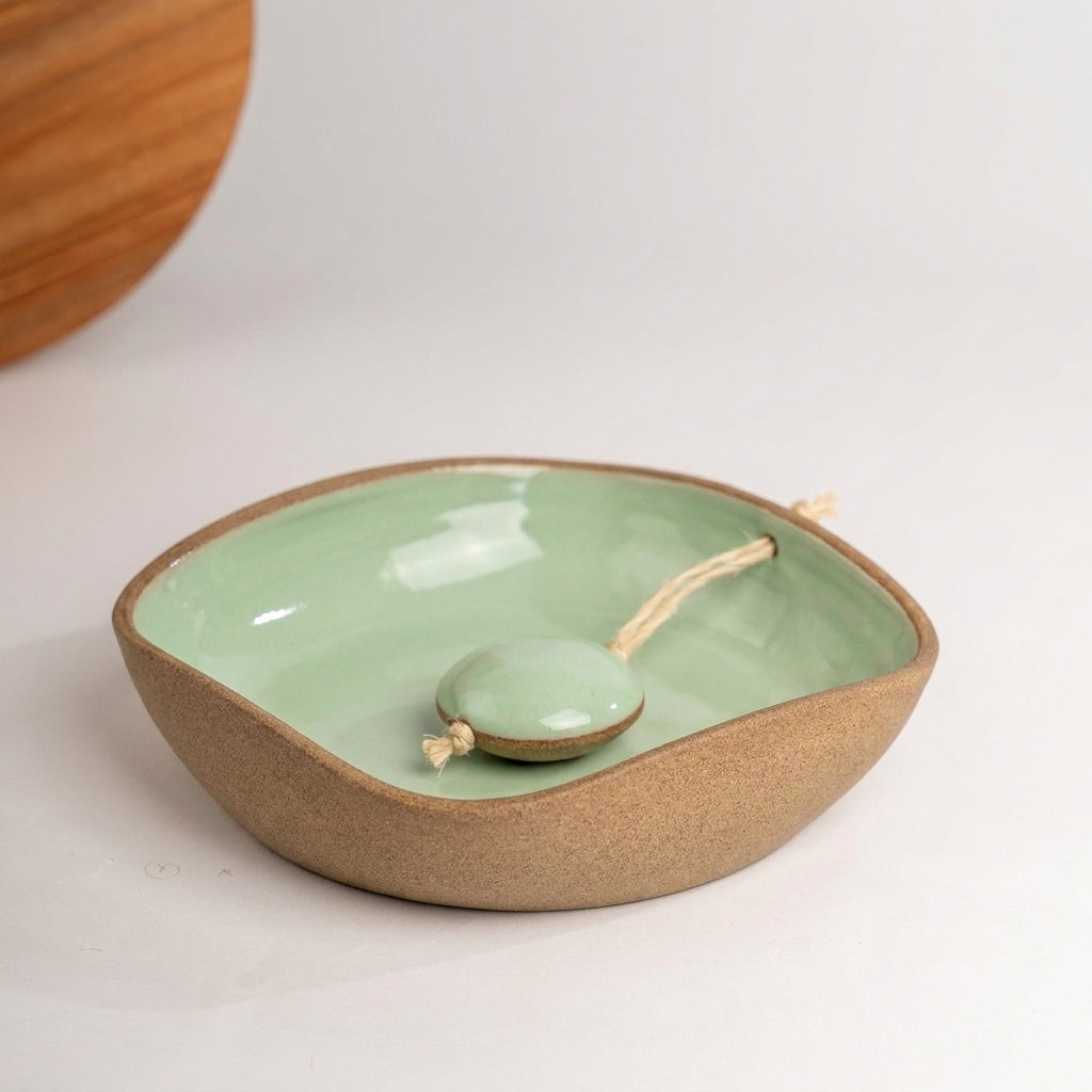 Porta Guardanapos Orgânico com Peso em cerâmica artesanal — tamanho 19CM x 19CM, argila Cappuccino, esmalte Verde Menta