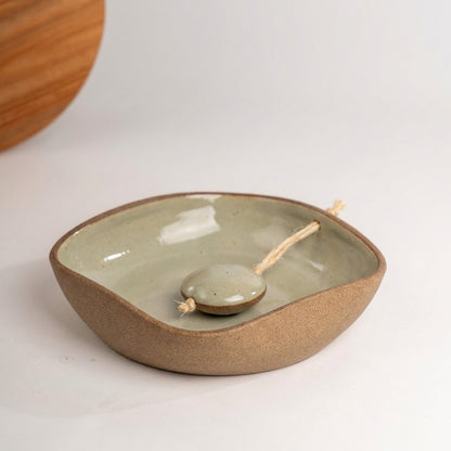 Porta Guardanapos Orgânico com Peso em cerâmica artesanal — tamanho 19CM x 19CM, argila Cappuccino, esmalte Verde Pompeia